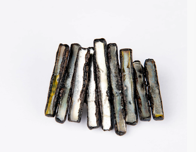 Broche de Line Vautrin en résine talosel