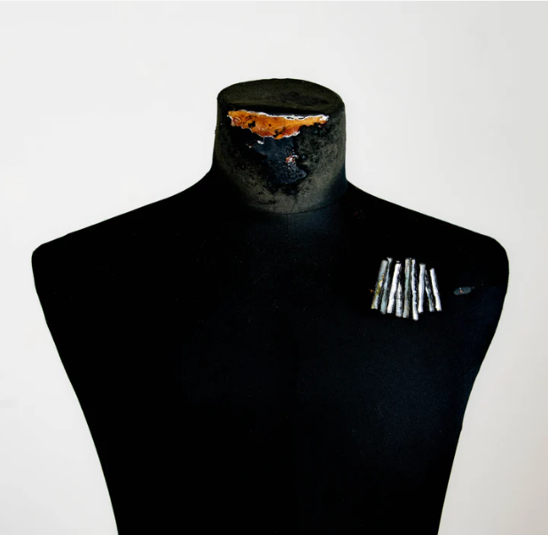 Broche de Line Vautrin en résine talosel – Image 2