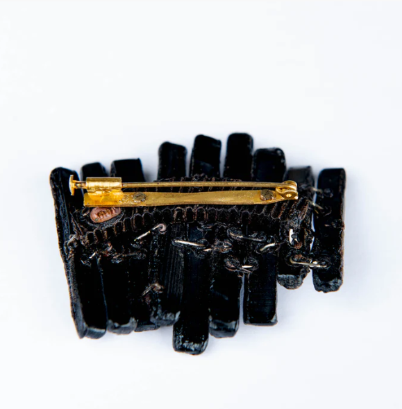 Broche de Line Vautrin en résine talosel – Image 3