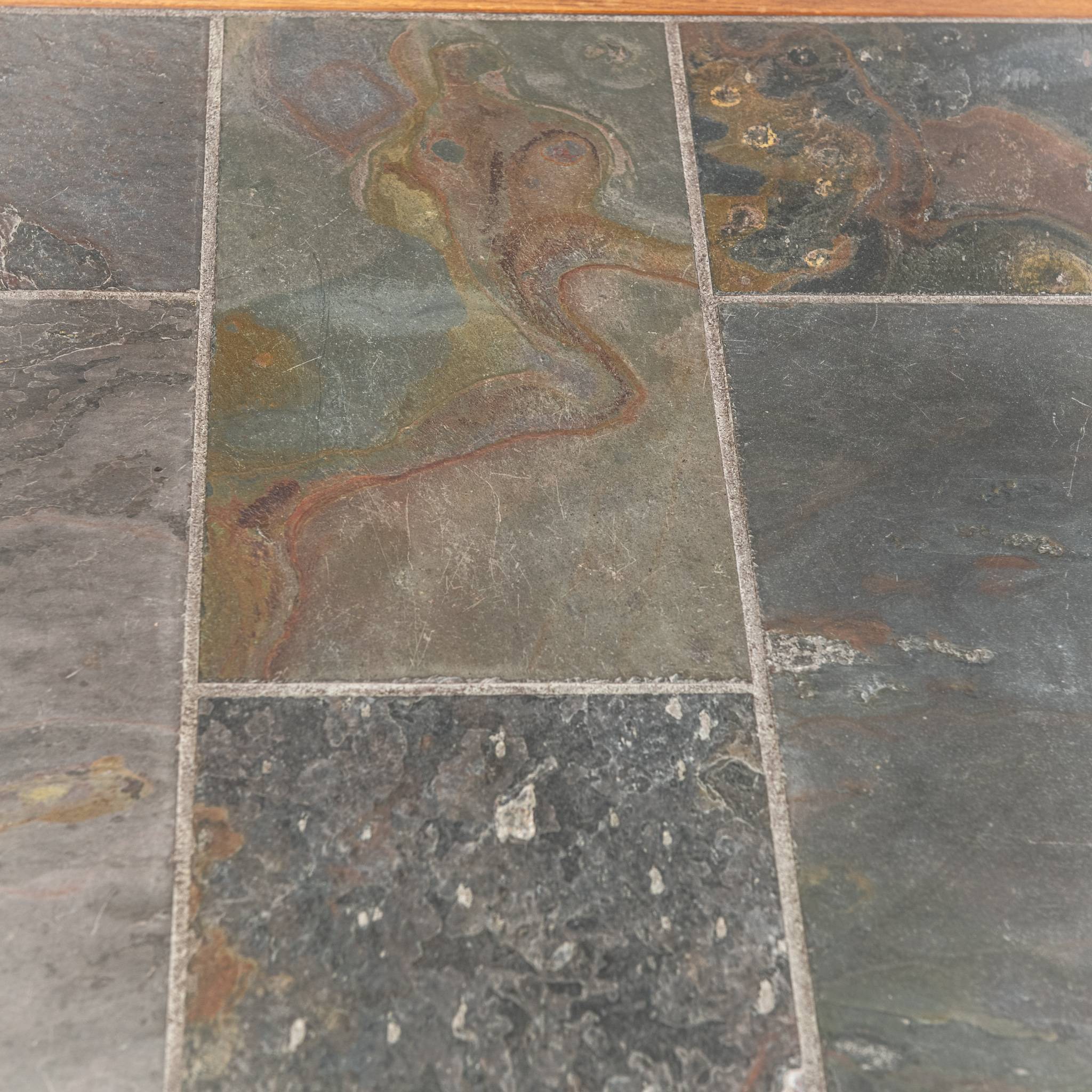 Table basse en orme et ardoise circa 1980 – Image 6