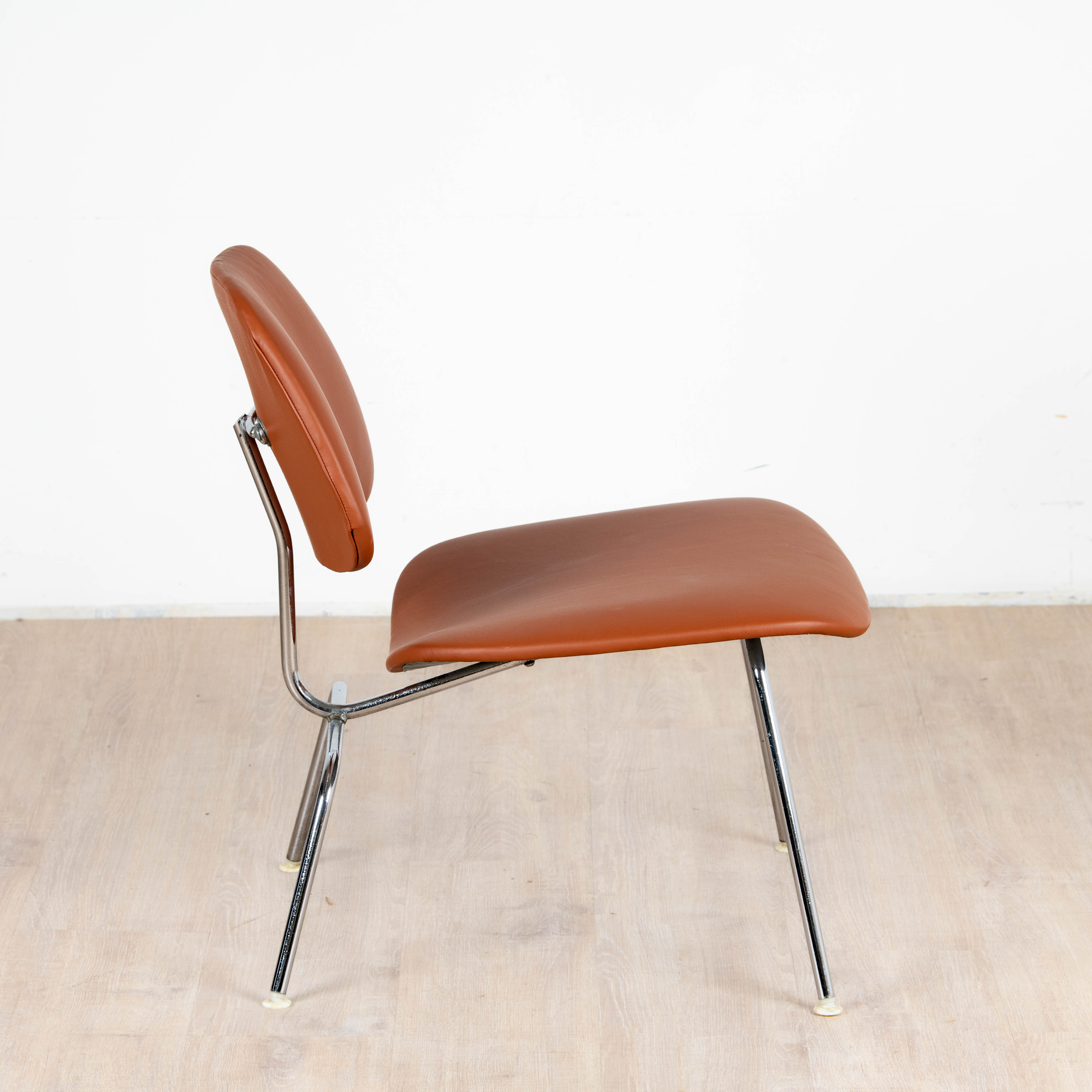 Chauffeuse LCM en cuir de Ray et Charles Eames circa 1960 – Image 6