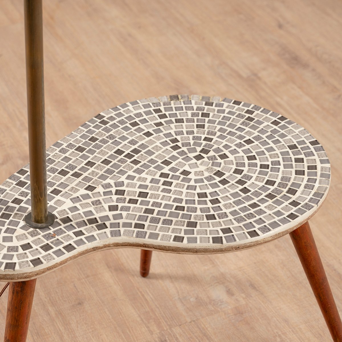 Lampadaire en laiton à tablette des années 60. – Image 3