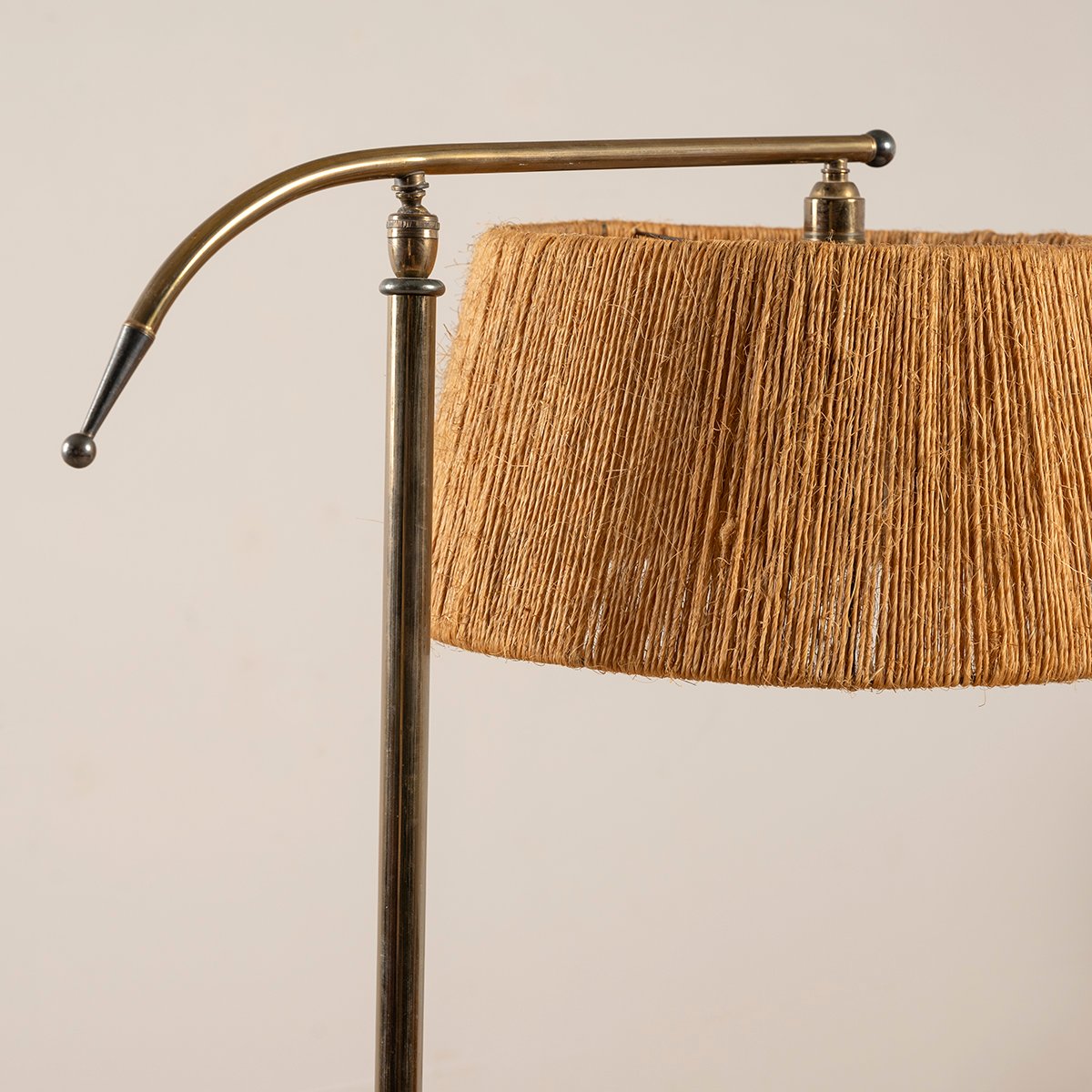 Lampadaire en laiton à tablette des années 60. – Image 2