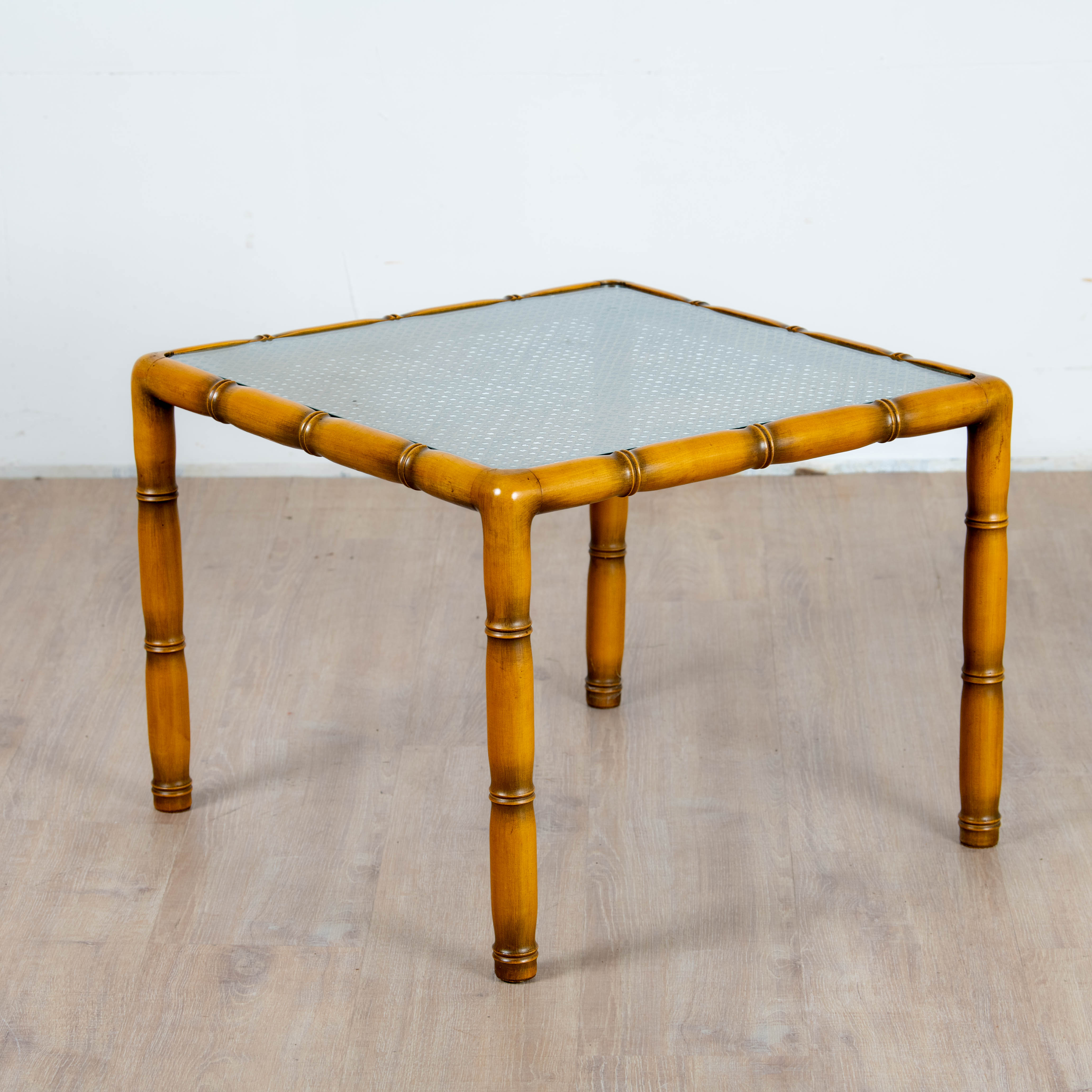 Table d'appoint en bois bambou, cannage et verre carré, 1970 – Image 4