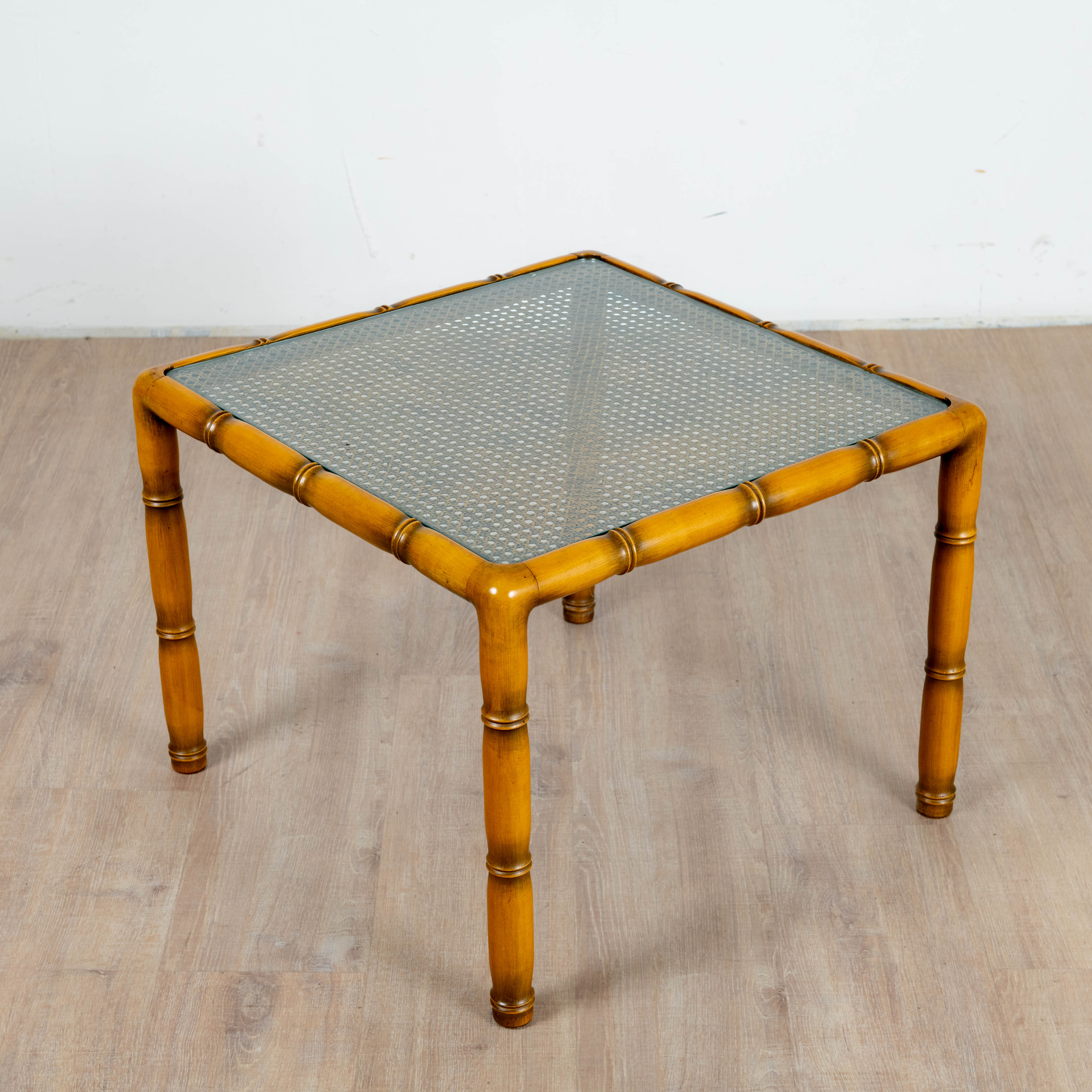 Table d'appoint en bois bambou, cannage et verre carré, 1970