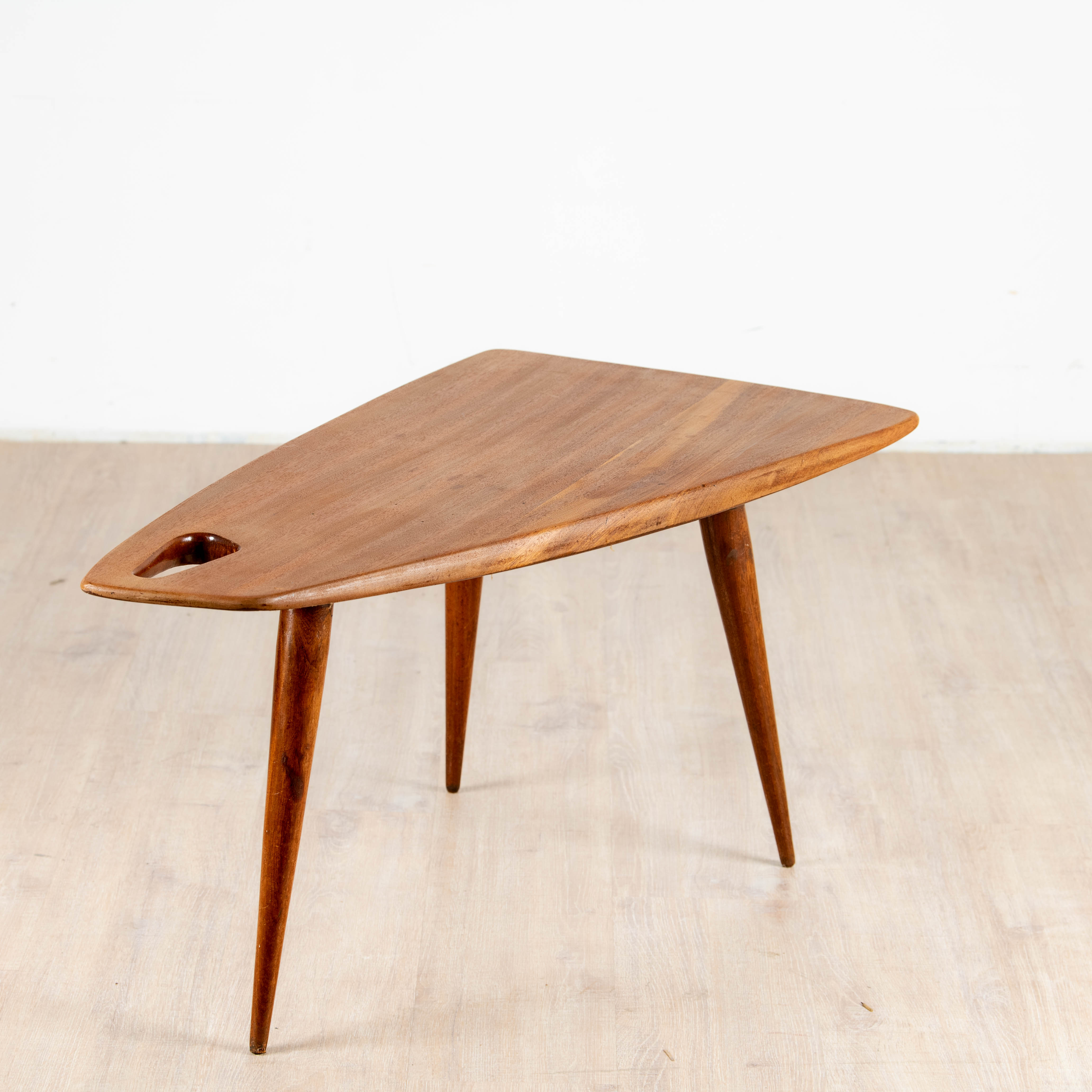 Table basse tripodes en Acajou de Pierre Cruège, 1953